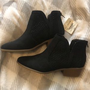 Black boots, ankle boots in a size 7 Medium